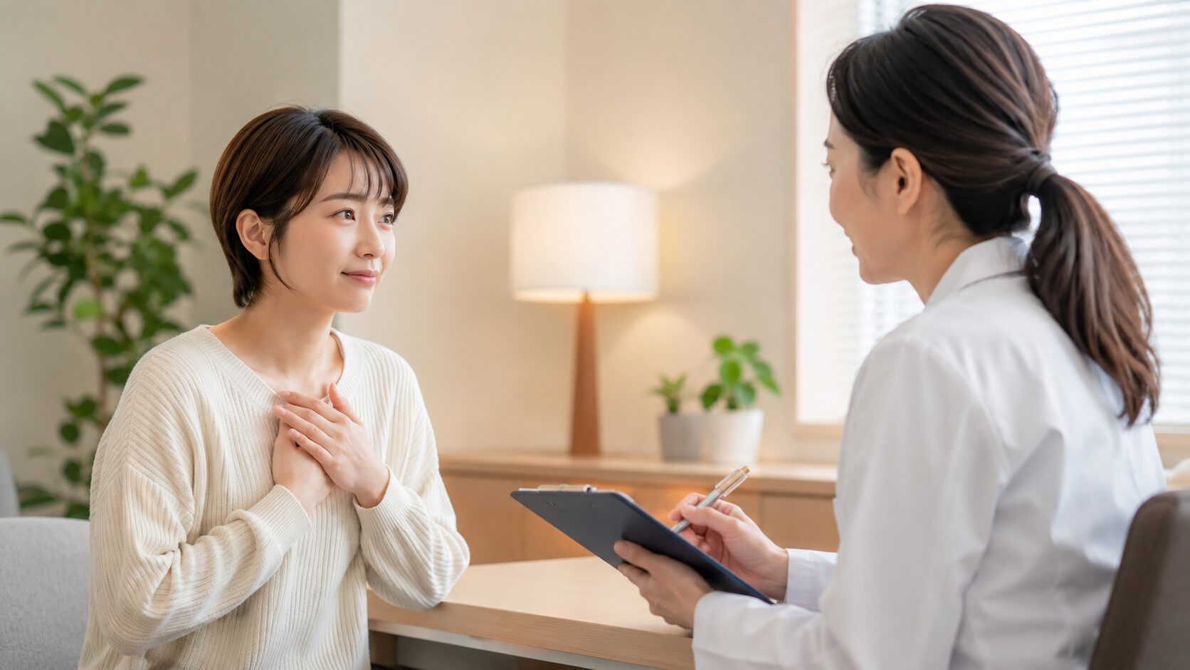 転職後のメンタル不調を医療機関で相談する日本人女性
