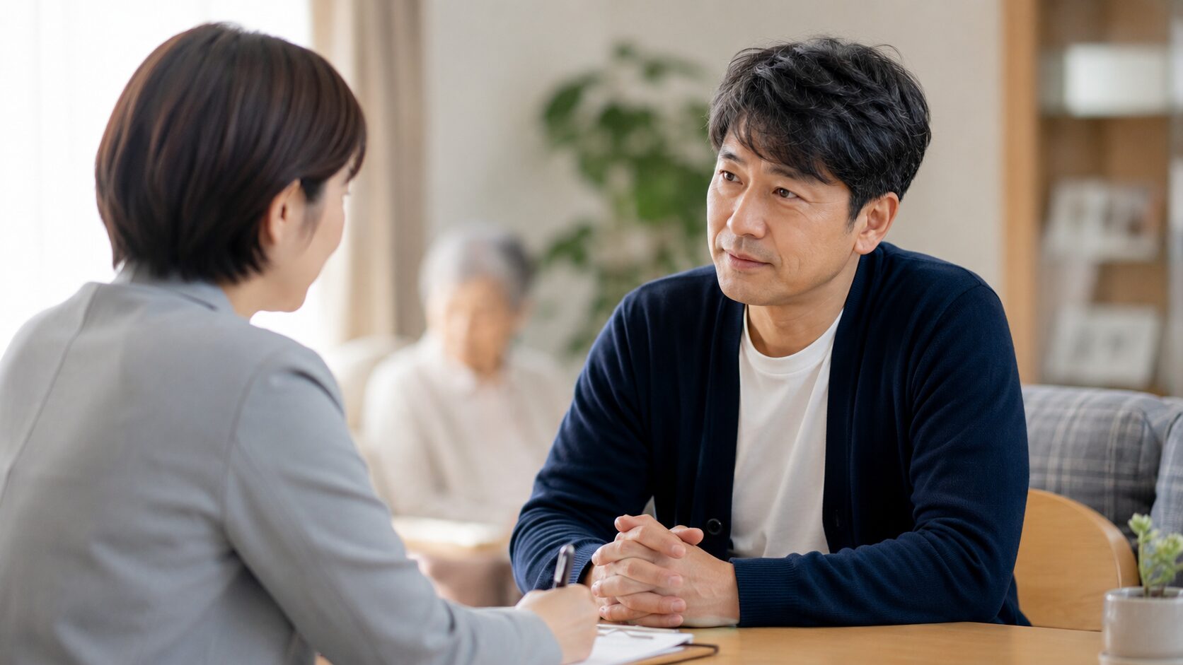 家族や介護の悩みを相談員に話す40代男性