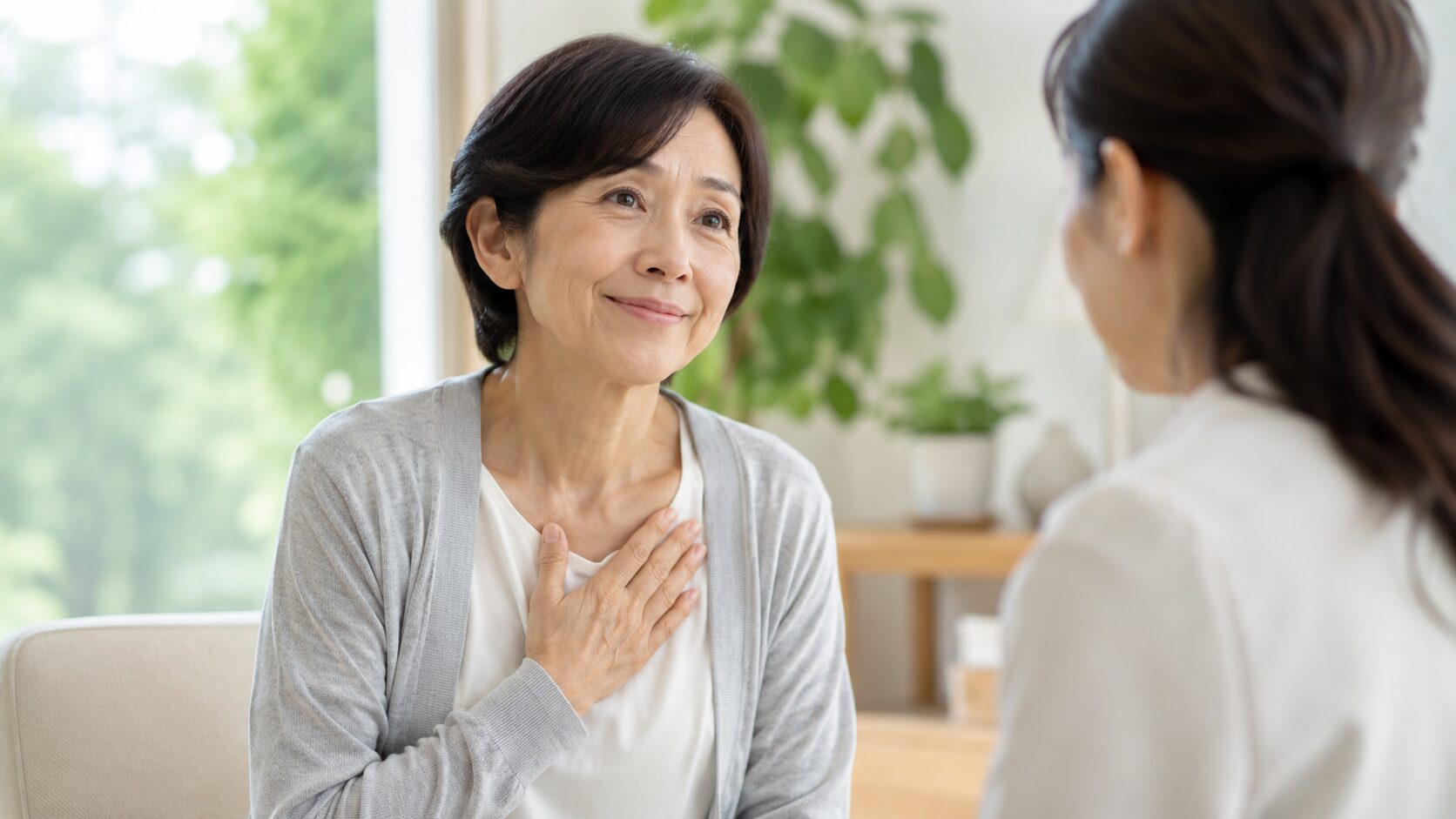 メンタル不調について相談し安心する50代の日本人女性
